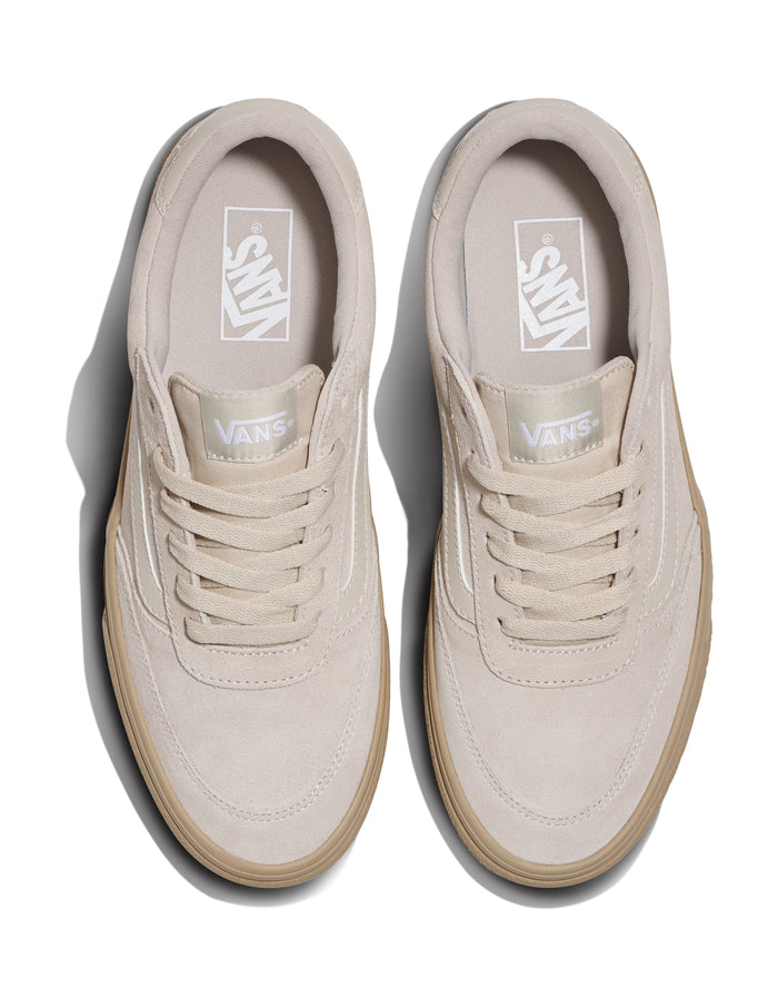 Vans Brooklyn sneakers in beige suede with lace-up closure and cushioned insoles, top view.