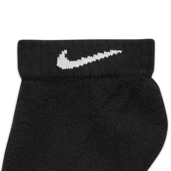 Nike Everyday Cushion Low Socks in black with white Nike swoosh logo, close-up of cuff and knit texture.
