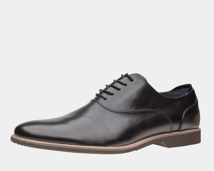 Steve Madden Nunan Plain Toe Oxford shoes in black leather with sleek upper design and subtle stitching, side view.